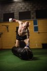 Sportlicher Boxer übt Boxen mit Boxsack im Fitnessstudio — Stockfoto