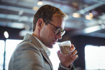 Впевнений бізнесмен має каву в кафе — стокове фото