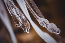 Nahaufnahme einer handgefertigten mundgeblasenen Glaslampe in der Glasbläserei — Stockfoto