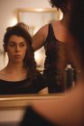 Riflessione di una bella donna sullo specchio con nuova acconciatura al salone — Foto stock