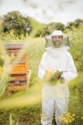 Портрет бджоляр проведення Пасічний в поле — Stock Photo