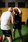 Boxers tailandeses musculares praticando boxe no ginásio — Fotografia de Stock