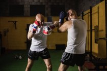 Deux boxeurs thaïlandais pratiquant la boxe au gymnase — Photo de stock