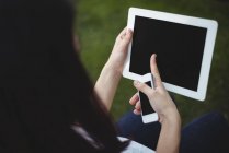 Nahaufnahme einer Frau mit digitalem Tablet und Handy — Stockfoto