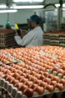 Kartonstapel mit Eiern in Fabrik — Stockfoto