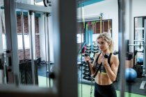 Жінка виконує розтяжку вправи в тренажерному залі — стокове фото