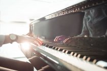 Frau spielt Klavier im Musikstudio — Stockfoto