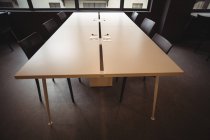 Table vide à la cafétéria au bureau — Photo de stock