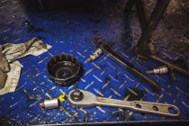 Primer plano de las herramientas en el taller mecánico industrial - foto de stock