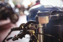 Крупный план деталей мотоцикла в производственной механической мастерской — стоковое фото
