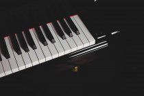 Gros plan sur le piano à l'école de musique — Photo de stock