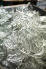Close-up de objetos de vidro vazios na fábrica de sopro de vidro — Fotografia de Stock