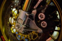 Крупный план тормоза мотоциклетного диска в цехе — стоковое фото