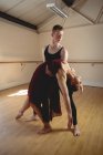 Giovani partner di Balletto che ballano insieme in studio moderno — Foto stock