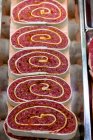 Rolos de carne picada em exposição no talho, close-up — Fotografia de Stock