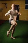 Boxer praticando boxe no estúdio de fitness — Fotografia de Stock