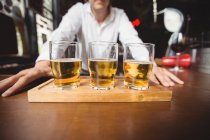 Primo piano di bicchieri di birra sul bancone del bar nel bar — Foto stock