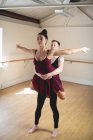 Encantadora pareja de ballet bailando juntos en un estudio moderno - foto de stock