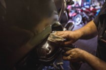 Mechaniker reinigt Öltank mit Lappen in Werkstatt — Stockfoto
