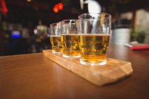 Close-up de copos de cerveja no balcão no bar — Fotografia de Stock