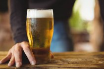 Крупним планом чоловік зі склянкою пива в барі — стокове фото