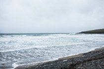 Вид волн на берегу моря в течение дня — стоковое фото