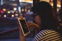 Внимательная молодая женщина с цифровым планшетом — стоковое фото