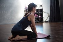 Гімнаст вправи на тренувальному килимку в фітнес-студії — стокове фото