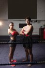 Porträt von Boxerinnen und Boxern, die mit verschränkten Armen auf dem Boxring stehen und in die Kamera schauen — Stockfoto