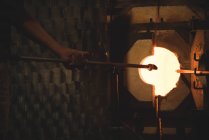 Скловарка нагрівального скла в печі на скляному заводі — стокове фото