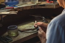 Handwerkerin zündet Fackel in Werkstatt an — Stockfoto