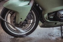 Lavaggio moto con rondella a pressione in officina — Foto stock