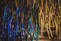 Nahaufnahme von bunten Fahrradlenkern, die in der Werkstatt an der Decke hängen — Stockfoto
