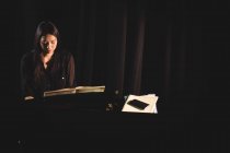 Красивая женщина играет на пианино в музыкальной студии — стоковое фото