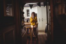 Mulher bonita tomando café na cozinha em casa — Fotografia de Stock