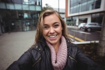 Kameraperspektive einer schönen Frau, die auf der Straße lächelt — Stockfoto