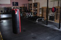 Saco de perfuração para boxe ou chute esporte de boxe no estúdio de fitness — Fotografia de Stock