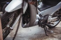 Lavagem de moto com arruela de pressão na oficina — Fotografia de Stock