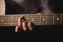 Nahaufnahme einer Frau, die in der Musikschule Gitarre spielt — Stockfoto