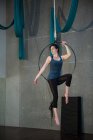 Жіноча гімнастка виконує гімнастику на обручі в фітнес-студії — стокове фото