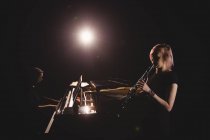 Studenti che suonano clarinetto e pianoforte alla scuola di musica — Foto stock