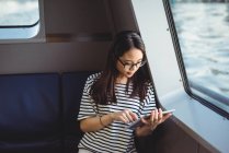 Молодая женщина использует цифровой планшет во время путешествия на корабле — стоковое фото