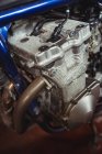 Primo piano del motore motociclistico in officina meccanica industriale — Foto stock