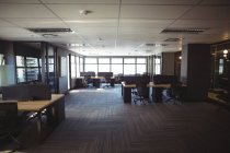Стол и пустые стулья в современном офисе — стоковое фото