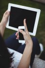 Nahaufnahme einer Frau mit digitalem Tablet und Handy — Stockfoto