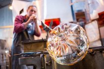 Ventilador de vidro moldando um vidro no tubo de sopro na fábrica de sopro de vidro — Fotografia de Stock