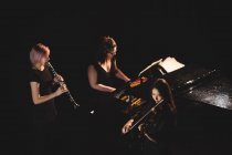 Frauen spielen verschiedene Instrumente in der Musikschule — Stockfoto