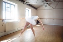 Балерина практикуючих балету і вигин назад у студії — стокове фото