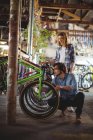 Mechaniker begutachten Fahrrad in Werkstatt — Stockfoto