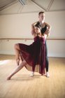 Балерина і танцюють разом у сучасних студії ballerino — стокове фото